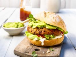 Receta de hamburguesa de camote con crema de aguacate Hamburguesa con camote dulce y crema de aguacate Recetas de Cocina ComeBien