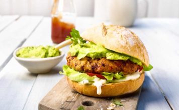 Receta de hamburguesa de camote con crema de aguacate Hamburguesa con camote dulce y crema de aguacate Recetas de Cocina ComeBien