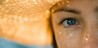 ¿Cómo el sol afecta nuestra piel creando manchas solares? manchas solares en la piel