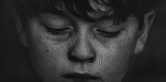 Enséñales a tus hijos que es bueno llorar porque deben llorar los hombres