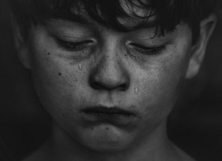 Enséñales a tus hijos que es bueno llorar porque deben llorar los hombres