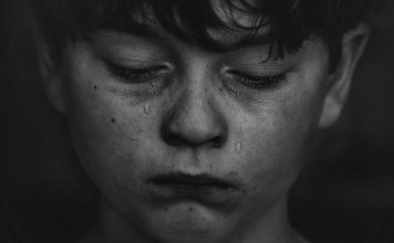 Enséñales a tus hijos que es bueno llorar porque deben llorar los hombres