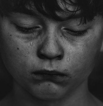 Enséñales a tus hijos que es bueno llorar porque deben llorar los hombres
