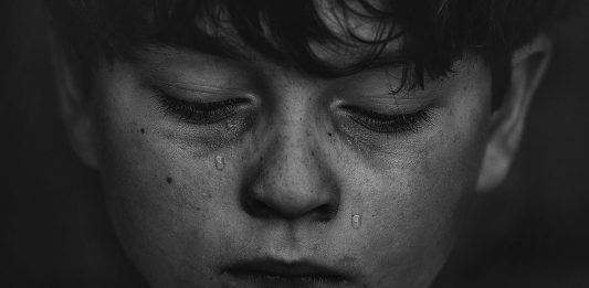 Enséñales a tus hijos que es bueno llorar porque deben llorar los hombres