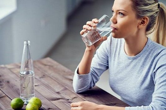 ¿El agua con gas es igual de hidratante que la normal? agua con gas