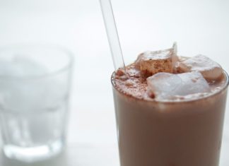 Disfruta de un rico batido de chocolate fitness batido de chocolate