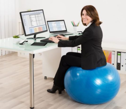 Cambia tu silla de trabajo por una pelota de estabilidad pelota de estabilidad en el trabajo