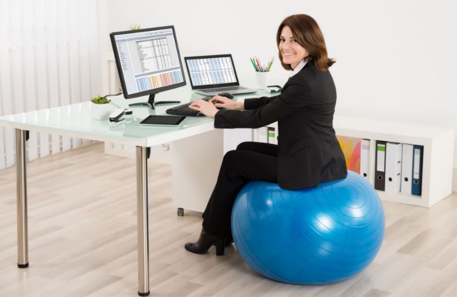 Debería cambiar mi silla de trabajo por una pelota de pilates? - Era  Freelance