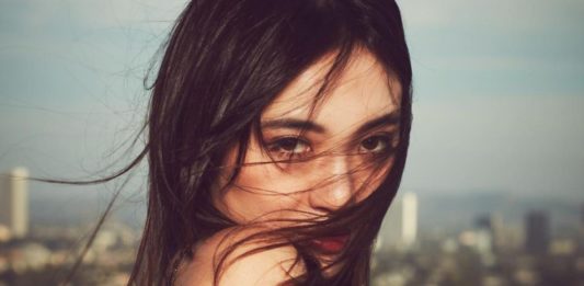 5 Hacks que te ayudarán a combatir el frizz de tu cabello 5 Hacks que te ayudarán a combatir el frizz de tu cabello