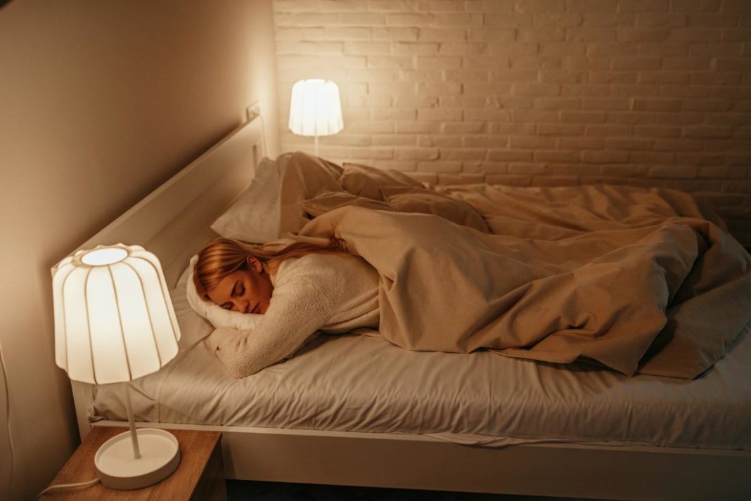 Un estudio revela que el dormir con luces prendidas te aumenta de peso