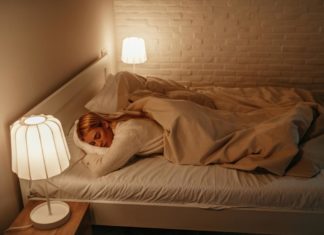 Un estudio revela que el dormir con luces prendidas te aumenta de peso Un estudio revela que el dormir con luces prendidas te aumenta de peso