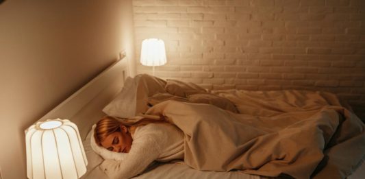 Un estudio revela que el dormir con luces prendidas te aumenta de peso Un estudio revela que el dormir con luces prendidas te aumenta de peso