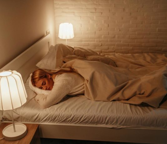 Un estudio revela que el dormir con luces prendidas te aumenta de peso Un estudio revela que el dormir con luces prendidas te aumenta de peso