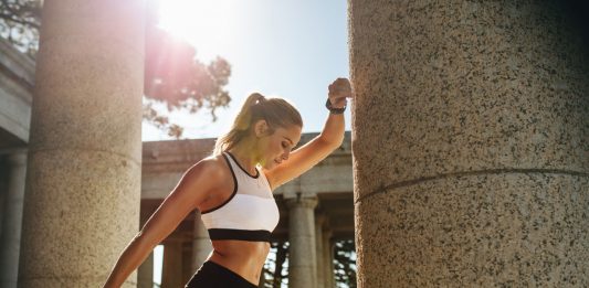 Cómo estirar las pantorrillas, según los expertos