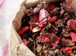 Receta de Granola de fresa cubierta de chocolate deliciosa receta de granola con fresas y chocolate