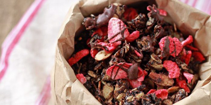 deliciosa receta de granola con fresas y chocolate