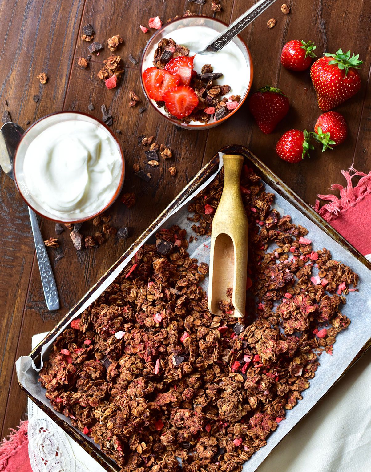 receta de granola con fresas y chocolate