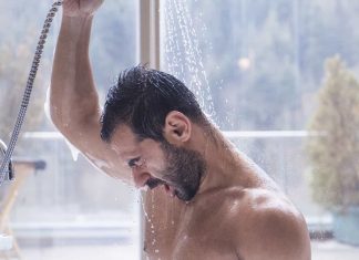 ¿Bañarse con agua fría ayuda en algo?