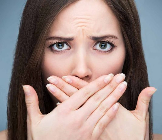 5 razones del mal aliento
