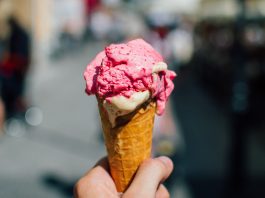 Helado de plátano y fresas