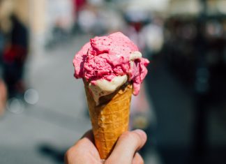 Helado de plátano y fresas
