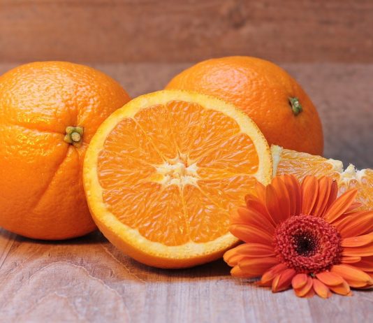 Ensalada de naranja, queso y pistaches.