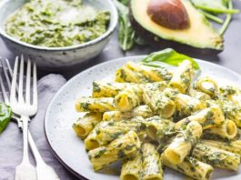 Pasta en salsa de aguacate