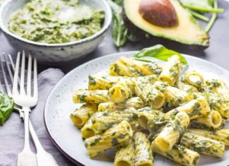 Pasta en salsa de aguacate