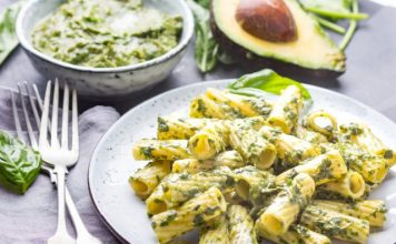 Pasta en salsa de aguacate