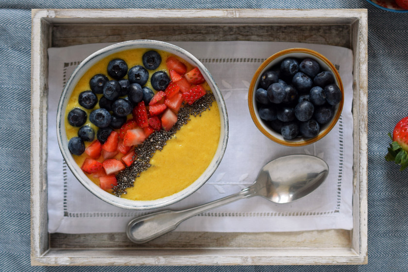 Cómo hacer smoothie bowl de mango y plátano con frutos rojos y chía