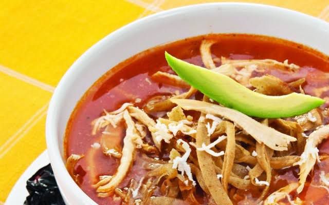 Receta mexicana para una deliciosa sopa de tortilla