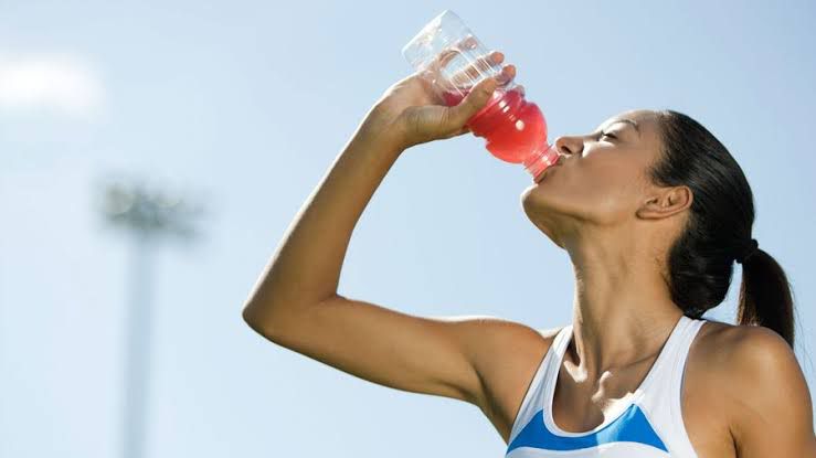 ¿Agua o bebidas deportivas para la hidratación