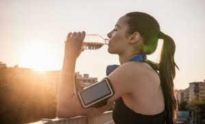 ¿Agua o bebidas deportivas para la hidratación