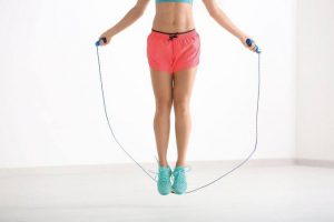 4 ejercicios con cuerda para quemar calorías