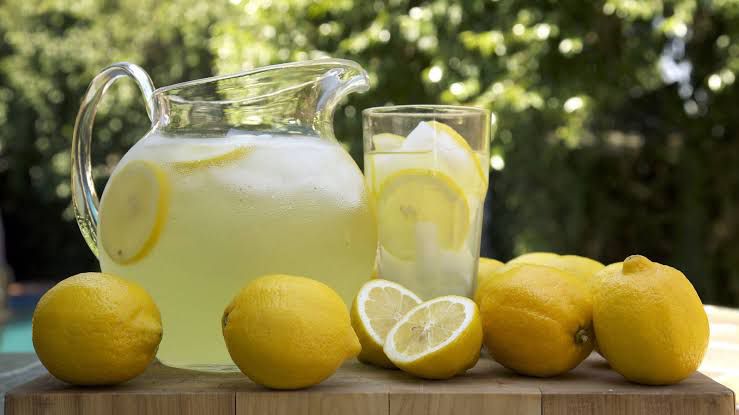 Beneficios de beber agua de limón antes de dormir