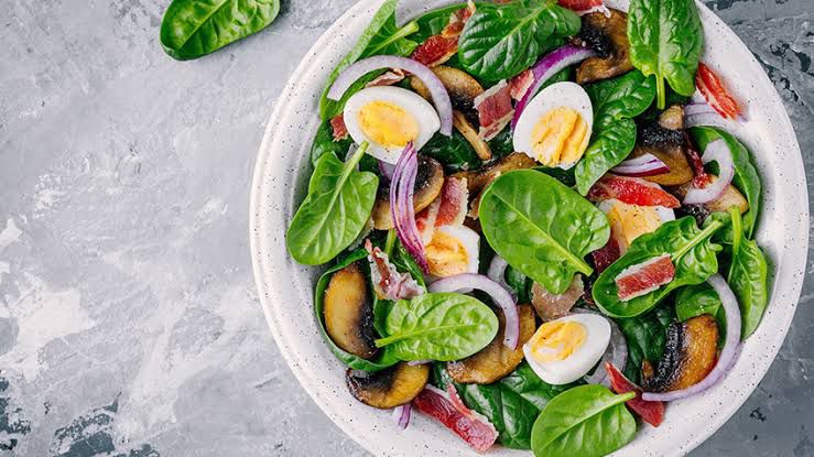 Prepara esta rica ensalada de espinacas y huevo