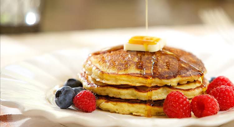 Prepara estos deliciosos Hot cakes con plátano y mango