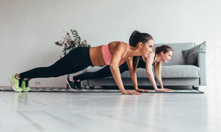 ¿Las flexiones ayudan a tonificar el abdomen