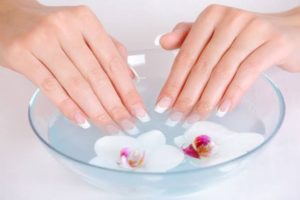 Aprende a retirar uñas acrílicas en casa