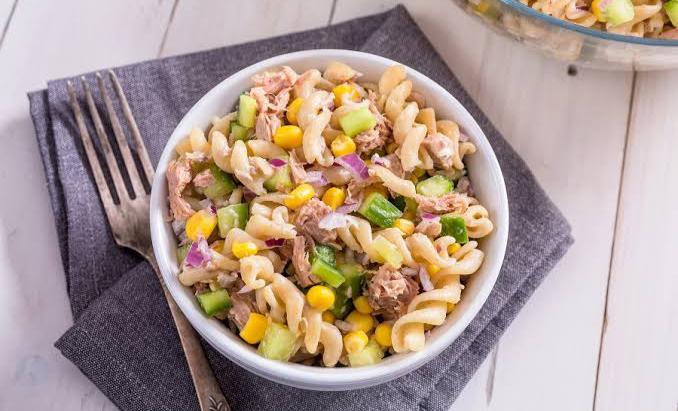 Ensalada de coditos con atún y zanahoria