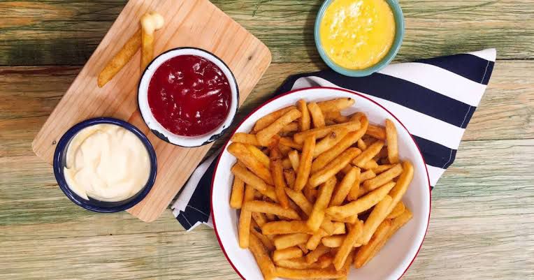 Dips caseros para comer con papas fritas