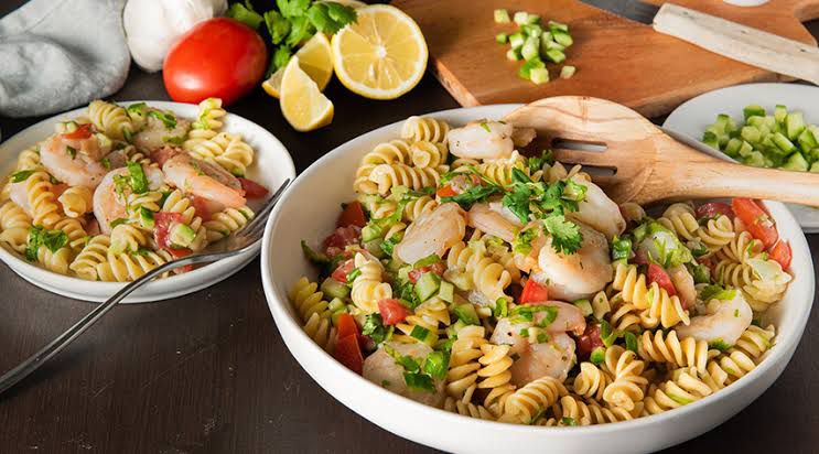 Ensalada con camarones y pasta integral