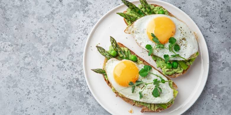 Tostadas con huevo que resuelven el desayuno