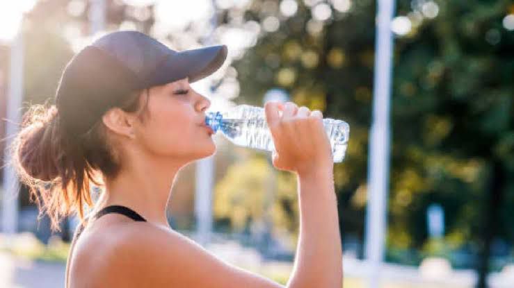 ¿Cuánta agua hay que beber en verano