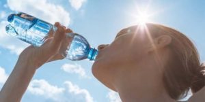 ¿Cuánta agua hay que beber en verano