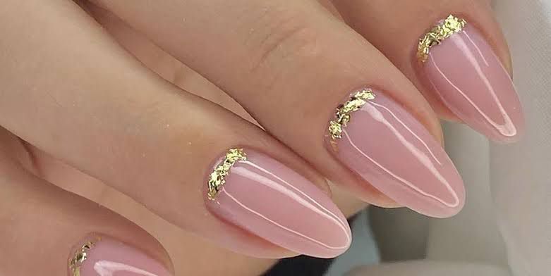 Diseños de uñas doradas elegantes