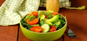 Ensaladas verdes nutritivas para la comida