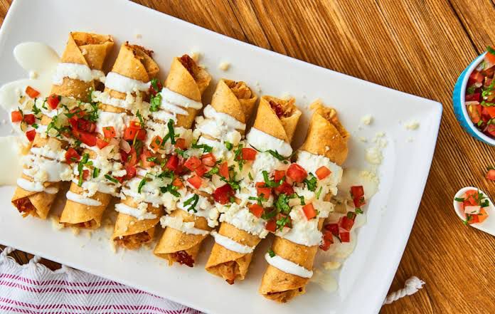 Prepara unas tradicionales flautas de pollo