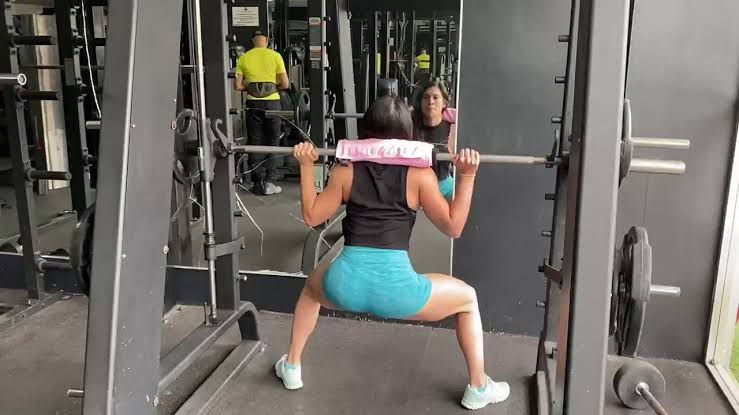 Variantes de sentadillas sumo para glúteos Fitness