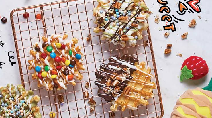 Waffles decorados con chocolate y chispas